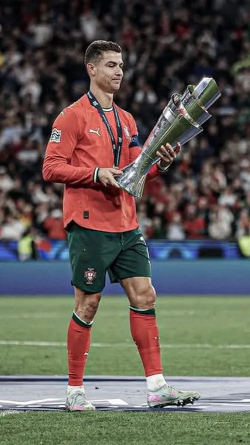 23 CR7 nâng cup tại quảng trường, biển người phía sau, pháo giấy phủ kín không gian