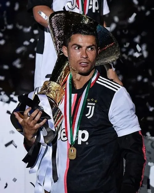 25 Ronaldo Juve cầm cúp kèm phù hiệu CLB rõ ràng, nền đêm đậm, tương phản cao dễ nhìn