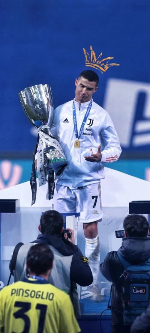 28 Ronaldo cầm cúp cạnh bảng khắc tên, nhìn kỹ thấy từng chi tiết, cảm giác lưu dấu thời gian