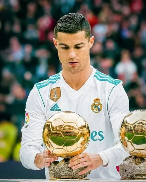 29 CR7 nâng cup cùng đồng đội tạo đội hình chữ V, cúp nằm đúng trung tâm khung hình