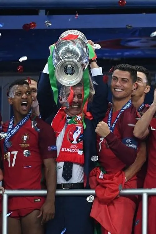 30 CR7 nâng cup rồi nghiêng cúp về ống kính, nhiếp ảnh gia bắt nét cực sắc