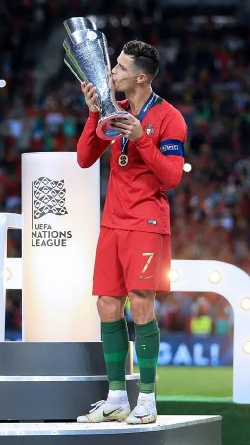 33 Ronaldo cầm cúp ở khu kỹ thuật, đồng đội chạy tới ôm, khoảnh khắc bất ngờ mà thật