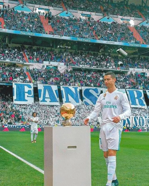 1 Ronaldo nâng cup trên sân, khán đài hò reo, ánh đèn pha làm cúp sáng rực