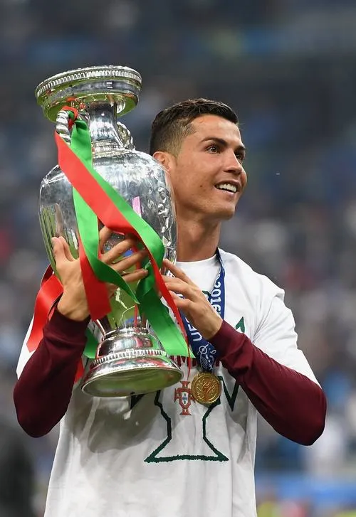 36 CR7 nâng cup khi ngược sáng mạnh, viền sáng ôm quanh người, cảm giác như poster phim