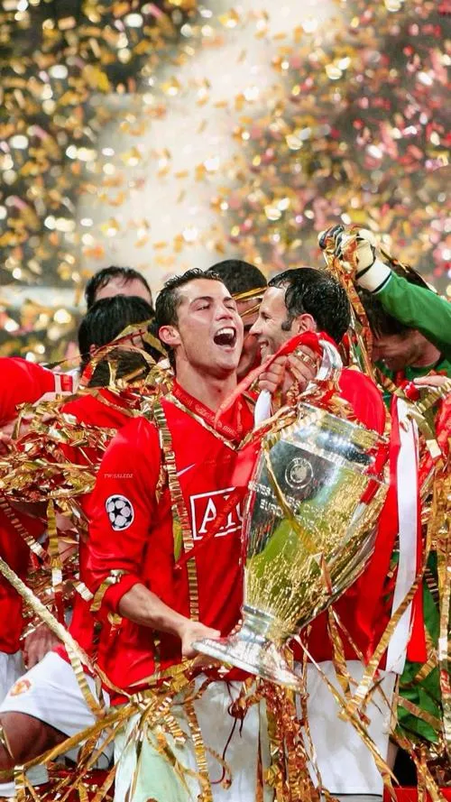 3 Khoảnh khắc giơ cup Champions League, huy chương trước ngực, nền đêm sân vận động