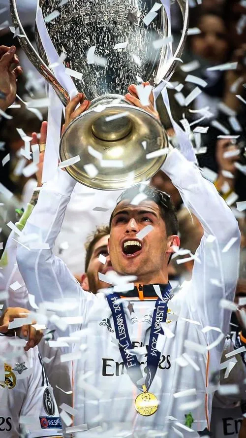 4 Ronaldo nâng cúp giữa đội hình áo trắng, góc chụp thấp tôn dáng, cảm giác vinh quang