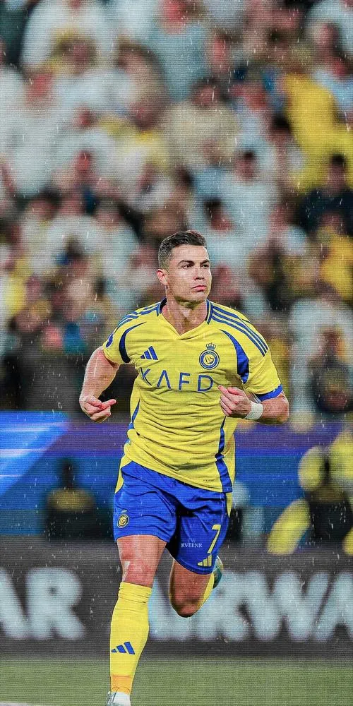 1 Hình Ronaldo chạy bứt tốc áo vàng xanh, nền khán đài mờ, hợp làm hình nền điện thoại đẹp