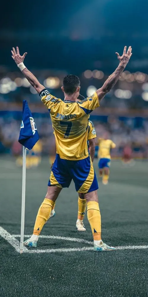 11 Hình Ronaldo dang tay giữa sân, ánh đèn xanh lạnh, cảm giác tượng đài, hợp hình nền 4K