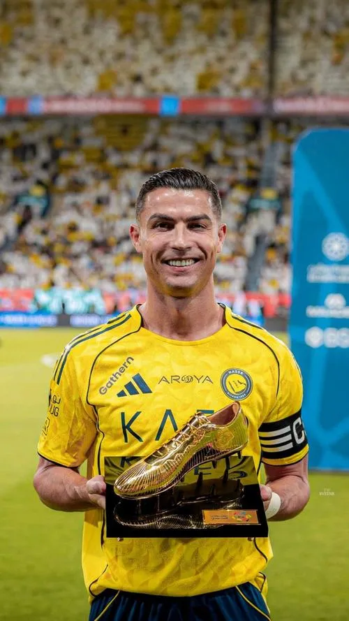 17 Tải ảnh Ronaldo cận mặt áo Al Nassr, biểu cảm tự tin, nền xanh vàng, ảnh bìa đẹp