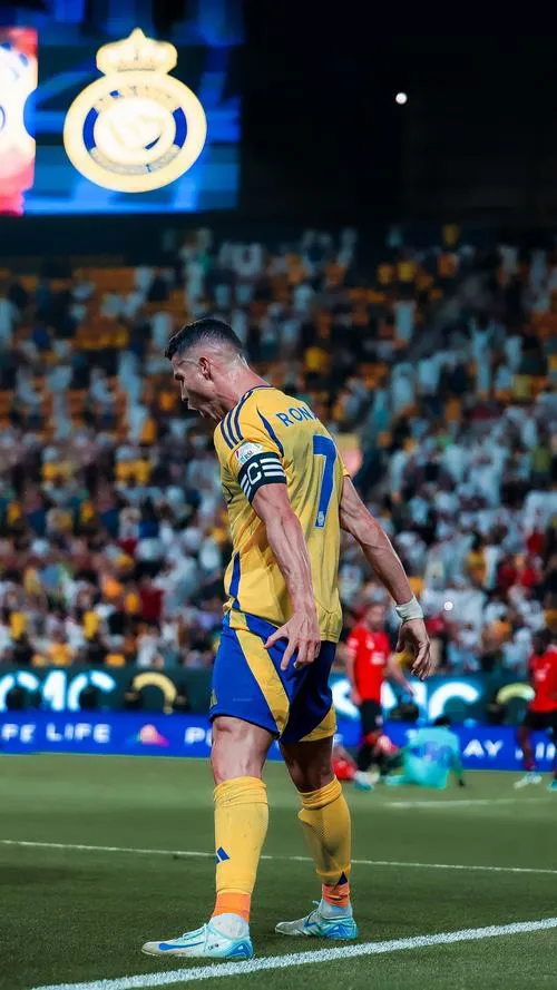 19 Tải ảnh Ronaldo đứng giữa biển người, ánh xanh lạnh, khung hình thể thao đẹp và chắc