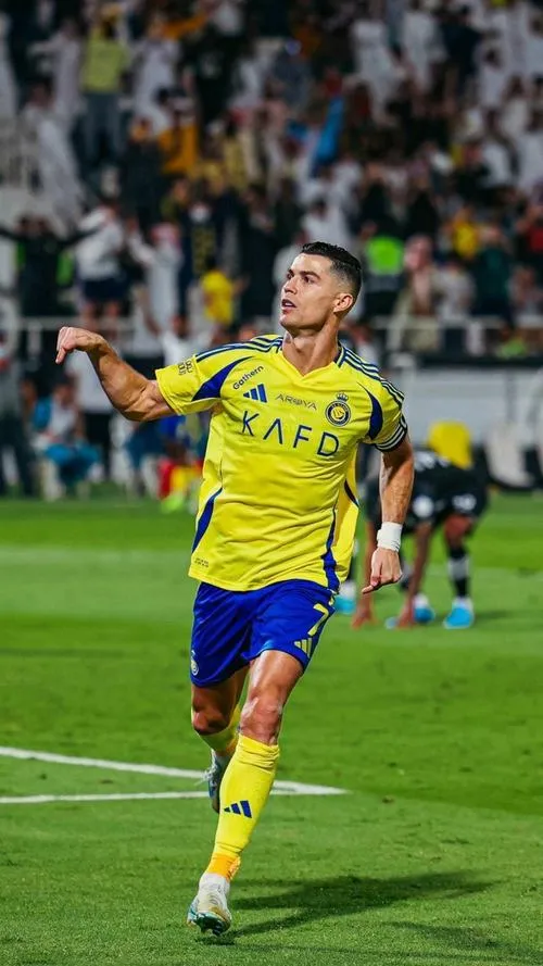 23 Hình Ronaldo chạy ăn mừng trên sân, áo vàng xanh nổi bật, hợp làm hình nền điện thoại đẹp