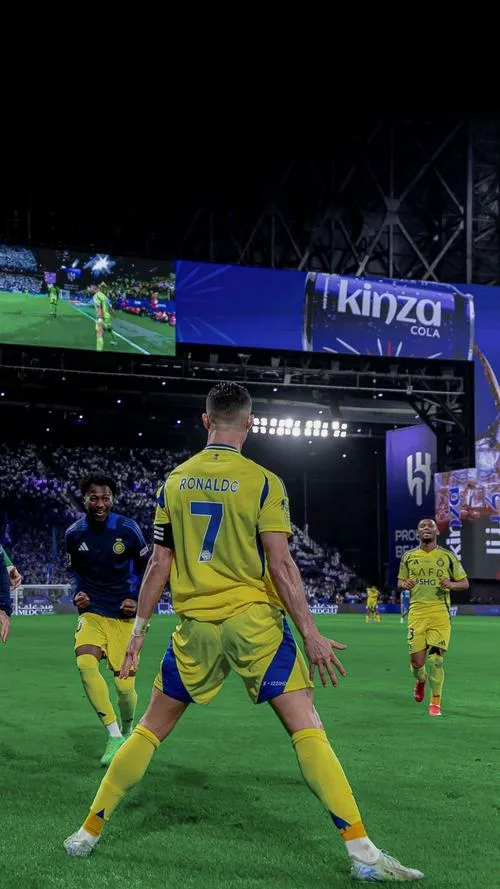 24 Tải ảnh Ronaldo đứng dưới mái sân đêm, lưng số 7, ánh đèn lạnh, rất ngầu