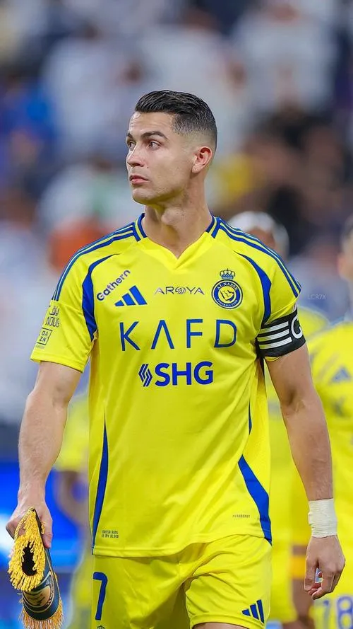 27 Hình Ronaldo cận cảnh trên sân, áo vàng xanh rõ logo, hợp ảnh bìa đẹp tự nhiên