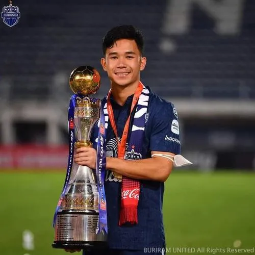 37 Hình ảnh Supachok Sarachat với áo số 7, nét tập trung sắc, kể chuyện trận đấu rõ ràng