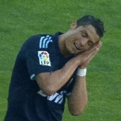 4 Meme hài anh Liêm chuẩn bị sút phạt, chân trụ lấy đà gọn gàng