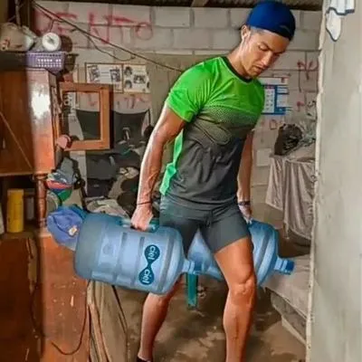 37 Ảnh chế CR7 nhíu mày khó ở, phản ứng quyết định trọng tài