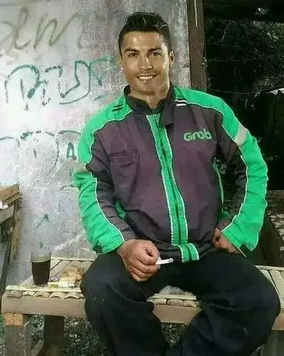 8 Ảnh chế Ronaldo áo đấu số 7, khán giả phía sau reo hò