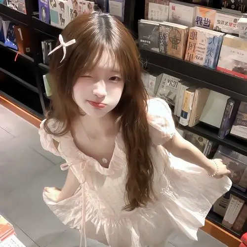 102 Hình gái đẹp tóc búi gọn, má hồng rõ, gương mặt bầu bĩnh nhìn đáng yêu lạ.