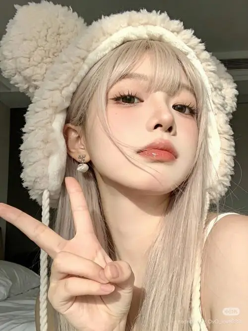 106 Hình gái xinh quán cà phê, áo thun đơn giản, nụ cười tỏa nắng, bối cảnh mộc mà dính.