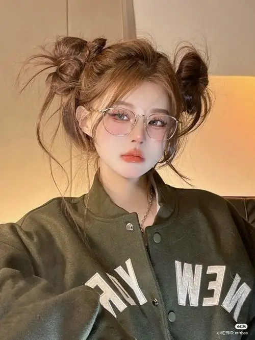 107 Ảnh gái đẹp ở phố đi bộ, tóc bay nhẹ, góc chụp tôn đôi chân, vibe trẻ trung và năng động.