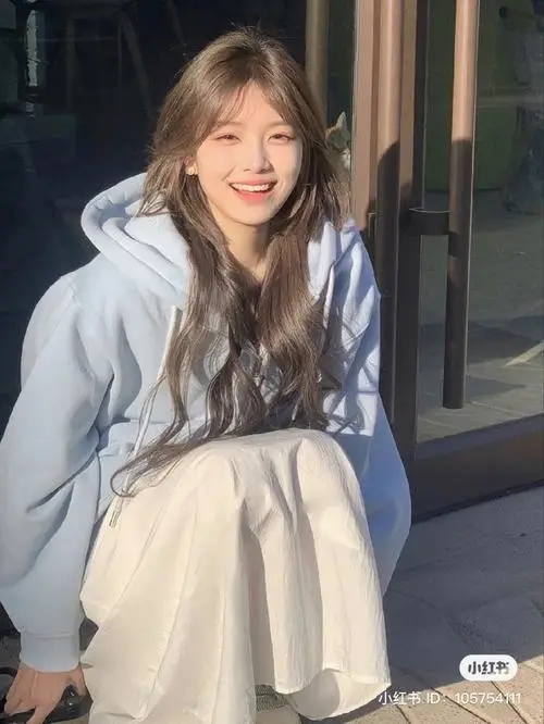 91 Ảnh chân dung chụp studio, ánh sáng mềm, da mịn, biểu cảm cười mím môi nhìn rất duyên.