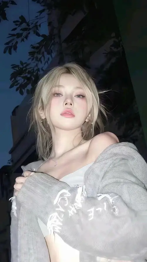 97 Ảnh cô nàng dễ thương kiểu dịu dàng, cười mỉm, tóc rũ vai, vibe ngọt lịm khó quên.