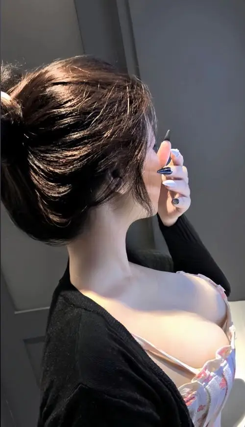 99 Hình gái xinh ngoài phố đi bộ, chân thon dài, góc chụp thấp làm dáng nhìn cao hơn.