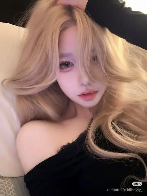 41 Ảnh hot girl vibe lạnh lùng, biểu cảm nghiêm, bối cảnh studio tối làm thần thái mạnh hơn.