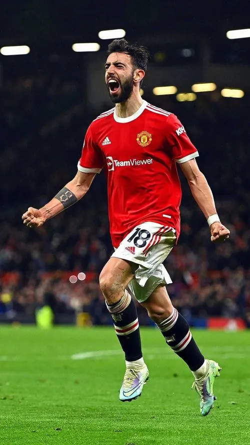 11 Wallpaper nhạc trưởng Bruninho cận cảnh gương mặt tập trung, râu quai nón rõ, nền tối giản