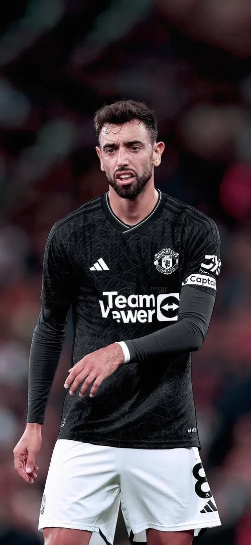 12 Ảnh fanart Bruno Fernandes ngầu kiểu điện ảnh, tương phản mạnh, logo Manchester United mờ