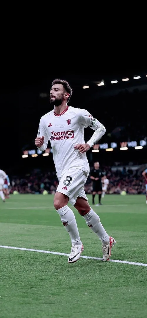 13 Ảnh fanart nhạc trưởng Bruno Fernandes 4K phối màu đỏ đen, bố cục gọn, cảm giác hiện đại