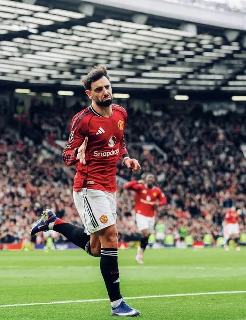 16 Ảnh nền Bruno Fernandes đẹp đứng trước Old Trafford, áo MU số 8, ánh đèn tạo chiều sâu