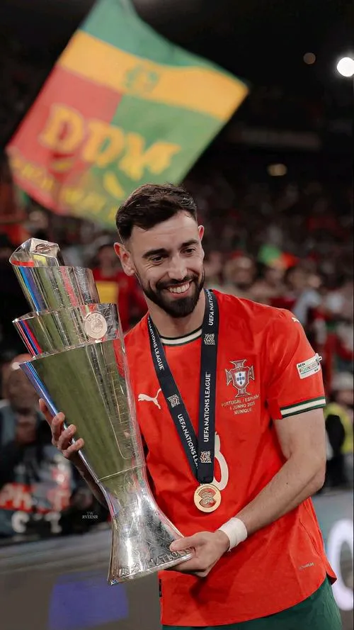 17 Ảnh nền Magnifico HD góc nghiêng râu quai nón, băng đội trưởng rõ, vibe lạnh mà cháy