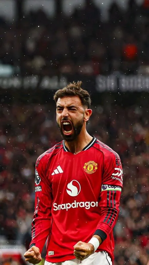 19 Ảnh bìa Bruno Fernandes ngầu khi giơ tay gọi bóng, tuyến giữa mở ra, khán đài rung lên
