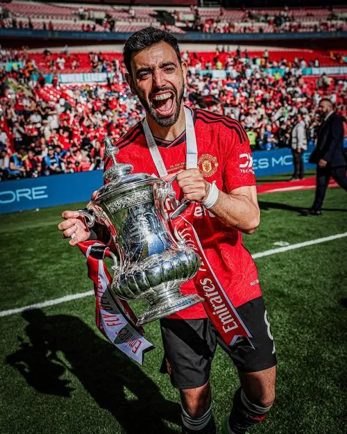 2 Hình nền Bruno Fernandes 4K pha bật tường nhanh, một chạm gọn, nhịp trận chuyển hướng liền