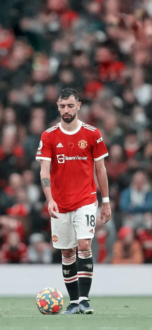 21 Wallpaper Bruno Fernandes đẹp lúc che tai ăn mừng, khán đài bùng nổ, ánh đèn sân nổi bật