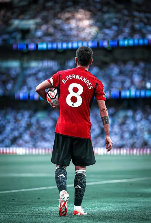 22 Hình nền điện thoại Bruno Fernandes ngầu đang pressing tầm cao, dáng chạy bền bỉ, nền sân cỏ