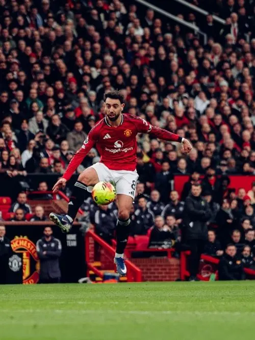 24 Wallpaper Bruno Fernandes đẹp lúc sút một chạm, bóng đi hiểm, khán đài phía sau nhòe nhẹ