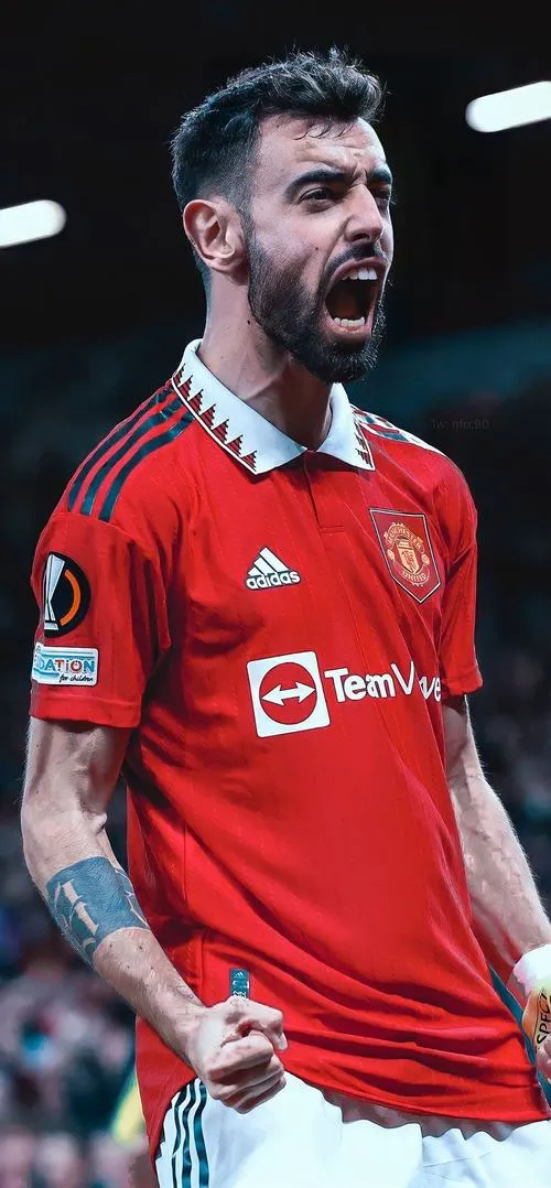5 Wallpaper Bruninho đẹp đang chọc khe tuyến hai, đồng đội băng lên, sân Old Trafford phía sau