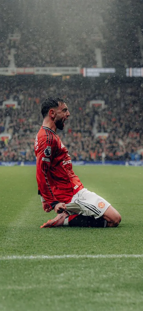 7 Ảnh nền nhạc trưởng Bruno Fernandes áo đấu số 8, băng đội trưởng nổi, tông đỏ chủ đạo