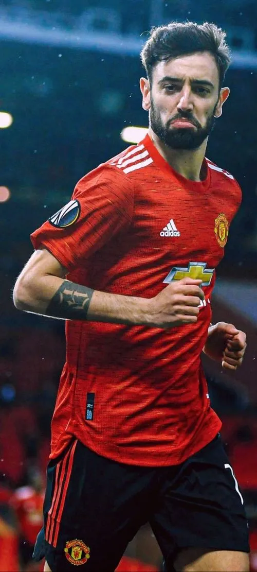 9 Wallpaper Bruno Fernandes 4K tranh chấp quyết liệt, tinh thần bền bỉ, ánh mắt không rời bóng