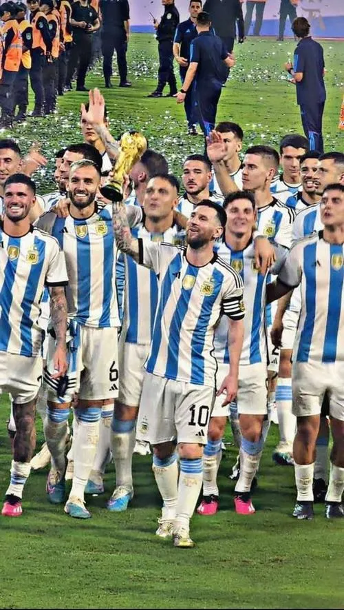 5 Ảnh đẹp khoảnh khắc kiến tạo tinh tế, Di María tạt bóng chuẩn vào vòng cấm đông người