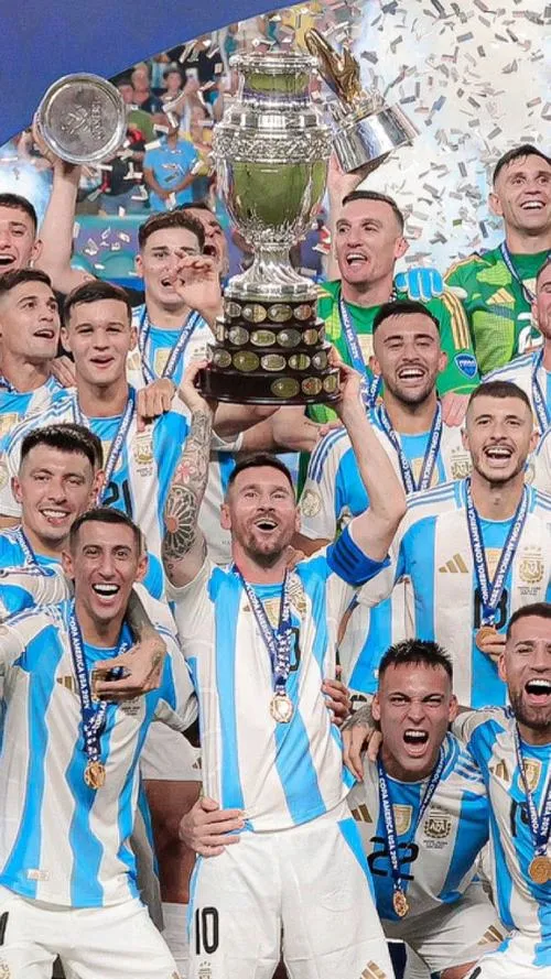 4 Hình 4K hàng thủ đứng vững, trung vệ che chắn trước khung thành trong phút bù giờ