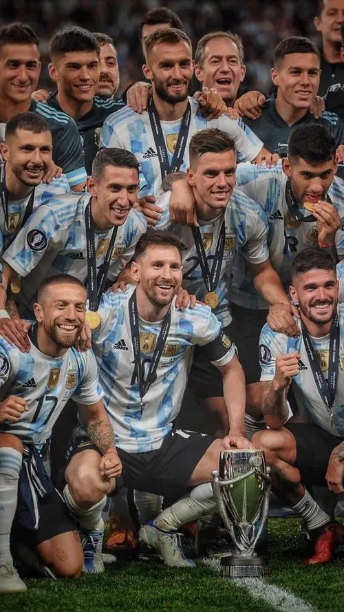 12 Hình nền HD khoảnh khắc lịch sử, đội trưởng giơ cao cúp vàng giữa pháo sáng sân vận động