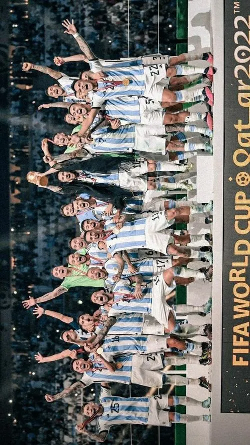 2 Ảnh nền PC 4K thủ môn Emiliano Martínez bay người cứu thua, khung thành căng như dây đàn