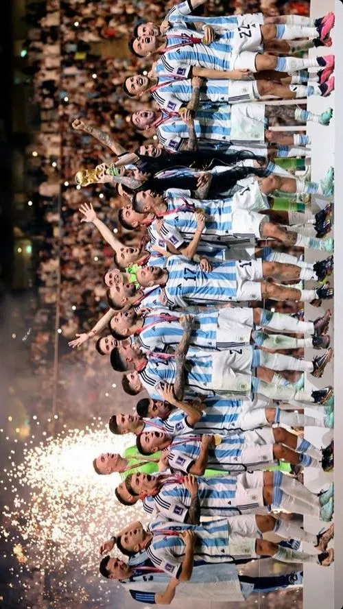 8 Hình fanart Argentina nâng cúp vàng, cả đội ôm nhau ăn mừng cuồng nhiệt sau trận