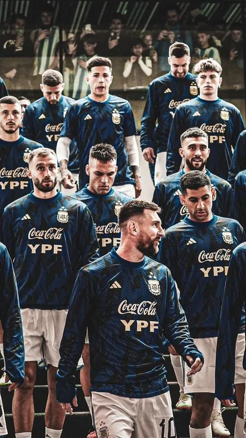 13 Hình nền điện thoại cảnh loạt luân lưu, ánh mắt tập trung và tiếng reo hò từ khán đài