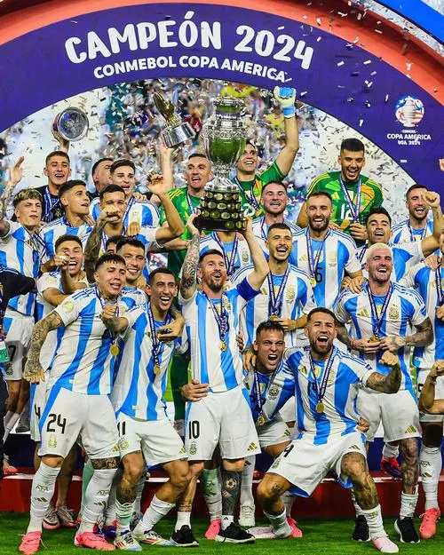 3 Ảnh bìa ngầu sắc trắng xanh cổ điển, huy hiệu AFA rõ nét trên ngực áo thi đấu