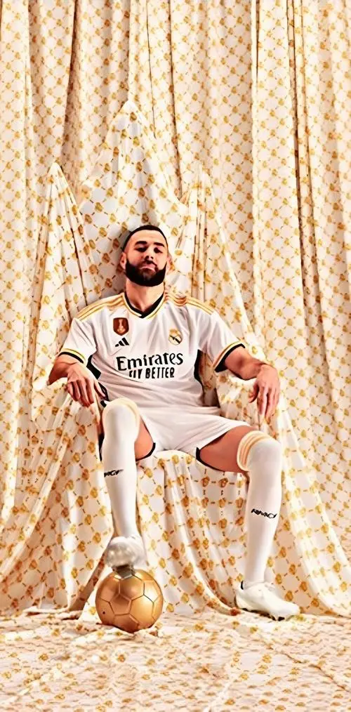 7 Hình Ben Ú ăn mừng bàn thắng, khán đài mờ hậu cảnh, hạt bụi bay, cảm xúc bùng nổ