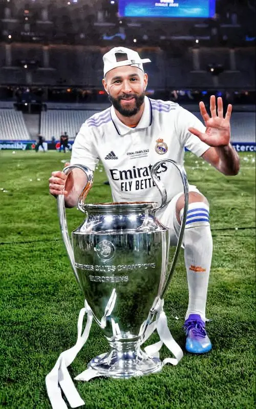 10 Ảnh nền King Karim cận mặt râu quai nón gọn, ánh đèn sân viền sáng, nét vải áo rõ